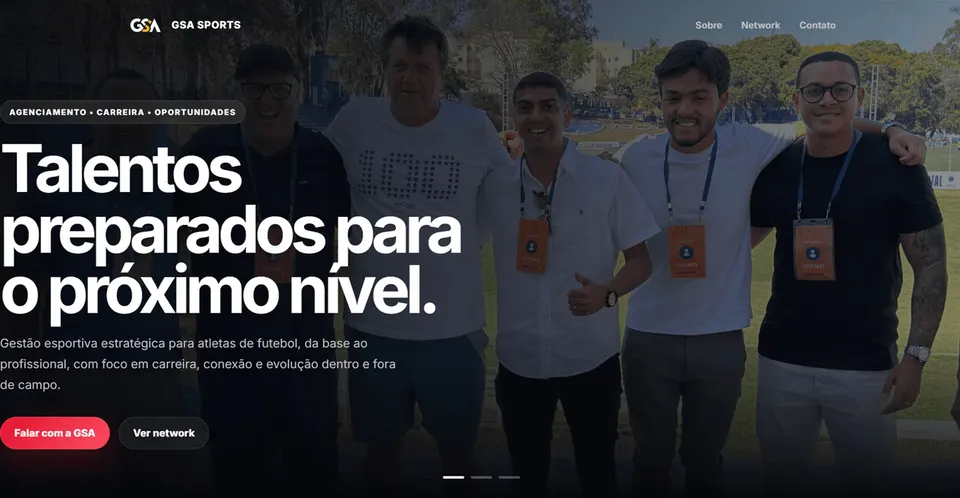 Página inicial da GSA Sports: título sobre uma fotografia da equipa num campo de futebol.